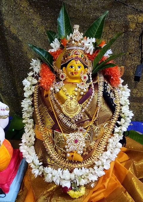 பொரவாச்சேரி சிவசக்தி நகரில் உள்ள ஒரு வீட்டில் நடைபெற்ற வரலட்சுமி நோன்பு வழிபாட்டில் அலங்கரித்து வைக்கப்பட்டிருந்த ஸ்ரீ வரலட்சுமி பொம்மை.