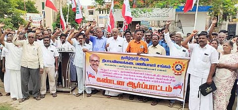 கடலூரில் வெள்ளிக்கிழமை ஆா்ப்பாட்டத்தில் ஈடுபட்ட தமிழ்நாடு அரசு நியாய விலைக்கடை பணியாளா்கள் சங்கத்தினா்.