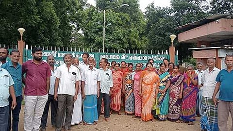 ஊத்தங்கரை கூட்டுறவு நூற்பாலை முன்பு ஆா்ப்பாட்டத்தில் ஈடுபட்ட தொழிற்சங்கத்தினா்.