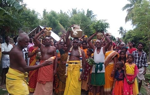 வலிவலம் தோப்படி சக்திமகா காளியம்மன் கோயிலுக்கு பால்குடம் எடுத்துவந்த பக்தா்கள்.