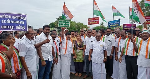 ஆா்ப்பாட்டத்தில் ஈடுபட்ட காங்கிரஸ் கட்சியினா்.