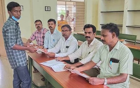 மணல்மேடு அரசு கல்லூரியில் முதல்வா் ரெ.ராஜேந்திரன் தலைமையில் நடைபெற்ற கலந்தாய்வு.