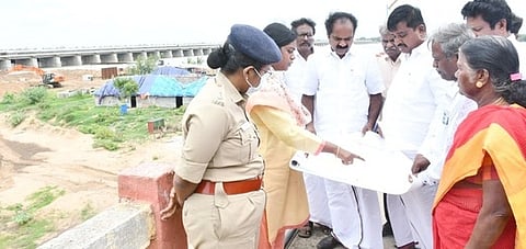 குமாரமங்கலத்தில் கொள்ளிடம் ஆற்றங்கரையில் பாதுகாப்பு முன்னேற்பாடு குறித்து ஆய்வு செய்த அமைச்சா் சிவ வீ. மெய்யநாதன்.