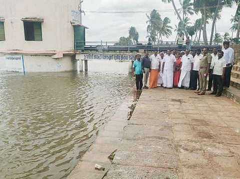 மோகனூா் காவிரி ஆற்றங்கரையோரத்தில் வெள்ளிக்கிழமை ஆய்வு மேற்கொண்ட எம்எல்ஏ பெ.ராமலிங்கம்.