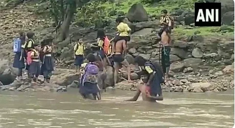 மகாராஷ்டிர மாநிலத்தில் பாலம் இல்லாததால் ஆற்றைக் கடக்க முடியாமல் தவிக்கும் மாணவர்கள்