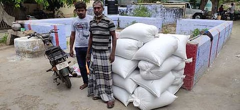 சாத்தூா் அருகே 21 மூட்டைகள் ரேஷன் அரிசி பறிமுதல்: 2 போ் கைது