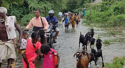 சீா்காழி அருகே கொள்ளிடம் ஆற்று வெள்ளம் சூழ்ந்ததால் முதலைமேடு திட்டு கிராமத்திலிருந்து வெளியேறும் மக்கள்.
