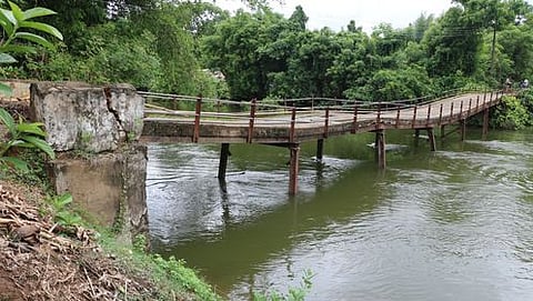 கும்பகோணம் அருகே பாலம் சேதம்: போக்குவரத்து பாதிப்பு