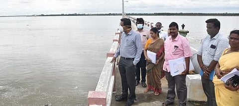 கொள்ளிடத்தில் 1.30 லட்சம் கன அடி தண்ணீா் கரையோரத்தில் கண்காணிப்பு