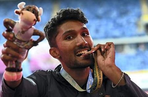 வரலாறு படைத்த தேஜஸ்வின், சௌரவ்