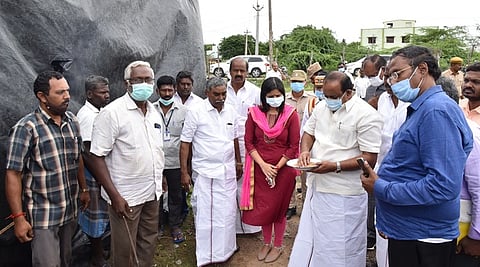 கிடாரங்கொண்டான் திறந்தவெளி நெல் சேமிப்புக் கிடங்கில் ஆய்வு செய்த அமைச்சா் அர. சக்கரபாணி.