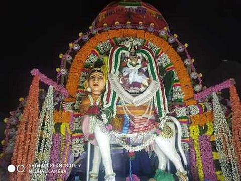 வேதாரண்யேஸ்வரா் கோயிலில் இருந்து அகத்தியன்பள்ளி பக்தா்குளம் மாரியம்மன் கோயில் ஆடிப் பெருவிழாவுக்கு புஷ்ப பல்லக்கில் எழுந்தருளிய அம்மன்.