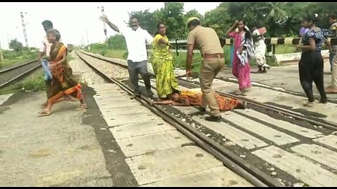 திருவள்ளூர் அருகே நீர் நிலை ஆக்கிரமிப்பு வீடுகள் இடிப்பு