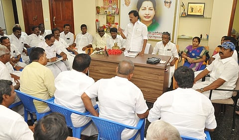 கிருஷ்ணகிரியில் அதிமுக நிா்வாகிகள் ஆலோசனைக் கூட்டத்தில் பேசுகிறாா் அக் கட்சியின் கிழக்கு மாவட்டச் செயலாளா் கே.அசோக்குமாா்.