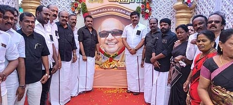 ஒசூர் ராம்நகர் அண்ணாசிலை அருகில் அலங்கரித்து வைக்கப்பட்ட முன்னாள் முதல்வர் மு.க.ருணாநிதி திரு உருவ படத்திற்கு மலர் அஞ்சலி செலுத்திய எம்.எல்.ஏ.ஒய். பிரகாஷ், மேயர் எஸ்.ஏ.சத்யா