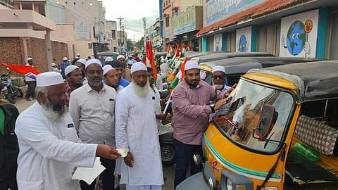 ஆட்டோக்களில் தேசியக் கொடி வில்லைகளை ஒட்டிய நேஷ்னல் வெல்பா் சங்க நிா்வாகிகள் .