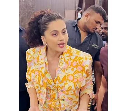 ‘மரியாதையாக பேசினால் நானும் மரியாதையாக... ’:புகைப்பட கலைஞர்களுடன் டாப்ஸி வாக்குவாதம்