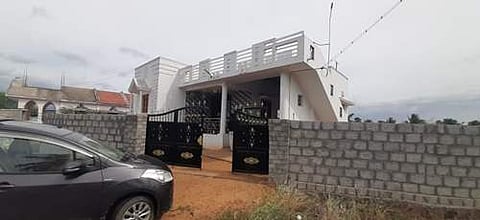 ஆலங்குளம் அருகே வீட்டுக் கதவை உடைத்துக் கொள்ளை