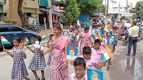 அருப்புக்கோட்டையில் 75-வது சுதந்திர தினத்தை முன்னிட்டு கிரீன் விஸ்டம் மெட்ரிக் பள்ளிமாணவர்கள் கலந்து கொண்ட விழிப்புணர்வுப் பேரணி.