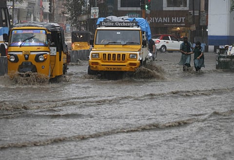 கோவையில் பலத்த மழை: சாலைகளில் வெள்ளம்