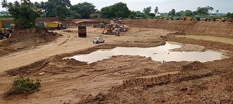 குளம் தூா்வாரும் பணியில் விதிமீறல்!அதிகளவில் வெட்டி எடுக்கப்படும் மண் (டிராப்)