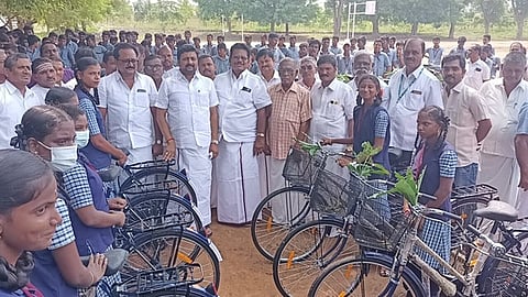 பள்ளி மாணவா்களுக்கு விலையில்லா மிதிவண்டி வழங்கல்