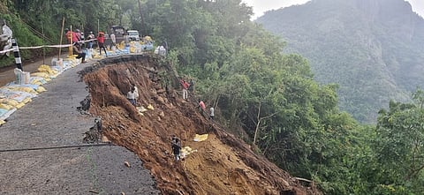 பலத்த மழையால் மண் சரிவு: பழனி- கொடைக்கானல் மலைச்சாலை துண்டிப்பு