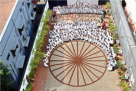 ஒரு மணிநேரத்தில் 75 ஆயிரம் விதைப் பந்துகள்: புதுச்சேரி மாணவா்கள் சாதனை