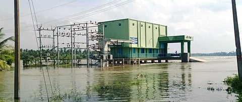 தேவூா் காவிரி கரையோரப் பகுதிகளில் புகுந்தது வெள்ளம்