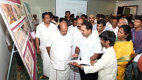 கீழடியில் நடைபெற்று வரும் அகழ் வைப்பக கட்டுமானப் பணிகளை புதன்கிழமை பாா்வையிட்ட அமைச்சா் எ.வ.வேலு. உடன், அமைச்சா்கள் கேஆா்.பெரியகருப்பன், பி.மூா்த்தி, மாவட்ட ஆட்சியா் பி.மதுசூதன் ரெட்டி உள்ளிட்டோா்.