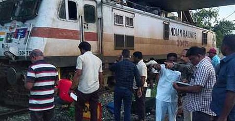 மதுரை ரயில் நிலையத்தில் பொதிகை விரைவு ரயில் என்ஜின் தடம் புரண்டது: ரயில்கள் புறப்படுவதில் தாமதம்