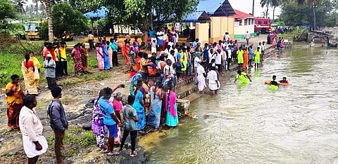 சங்ககிரி வட்டம், தேவூரை அடுத்த காவேரிப்பட்டி அக்ரஹாரத்தில் உள்ள காவிரி ஆற்றின் வெள்ளத்தில் வியாழக்கிழமை சிக்கிக் கொண்ட கன்றுக்குட்டியினை கரைக்கு அழைத்து மீட்டு வரும் பணியில் ஈடுபட்டுள்ள சங்ககிரி தீயணை