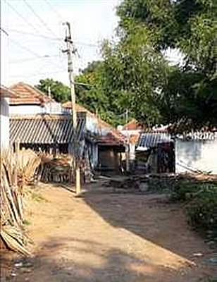 சாலையின் நடுவே உள்ள மின்கம்பங்களால் விபத்து அபாயம்