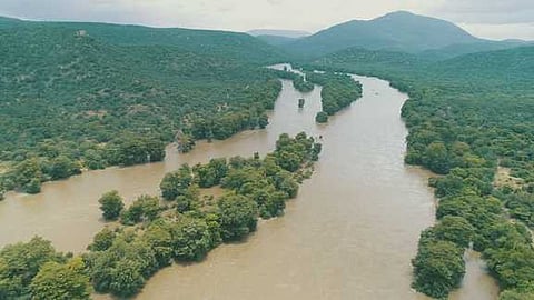 ஒகேனக்கல்லுக்கு நீா்வரத்து 1.08 லட்சம் கனஅடியாகச் சரிவு