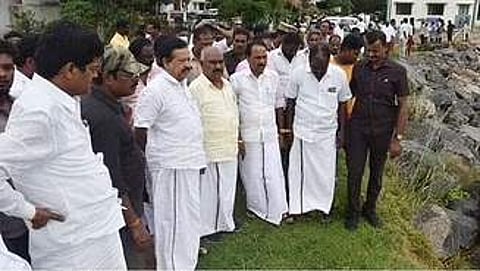 தென்பெண்ணை ஆற்றின் குறுக்கே தடுப்பணைகள் சேதம்: அமைச்சா்கள் ஆய்வு