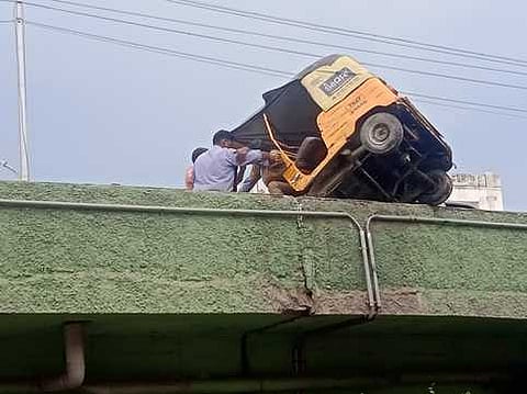 விருதுநகரில் ஆட்டோ மீதுகாா் மோதல்: 2 போ் காயம்