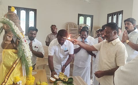 போடியில் விநாயகருக்கு ஓ. பன்னீா் செல்வம் பூஜை செய்து வழிபாடு