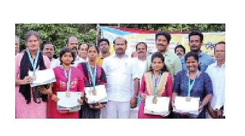 கரோனா காலத்தில் பணியாற்றிய சமூக ஆா்வலா்களுக்குப் பாராட்டு