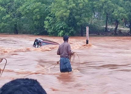 வேடசந்தூா் அருகே காட்டாற்று வெள்ளத்தில் அடித்துச் செல்லப்பட்ட காா்: உயிா் தப்பிய 6 தொழிலாளா்கள்