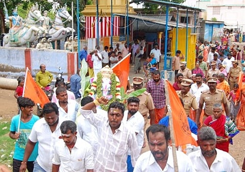 தடையை மீறி விநாயகா் சிலை பிரதிஷ்டை: இந்து முன்னணி நிா்வாகிகள் கைது