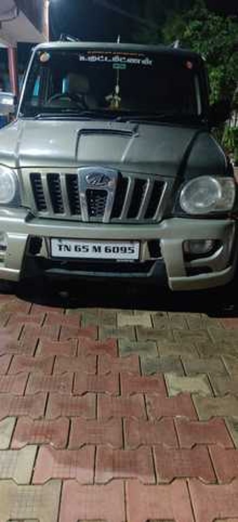 திருத்தங்கலில் காரில் கடத்திச் சென்ற புகையிலைப் பொருள்கள் பறிமுதல்