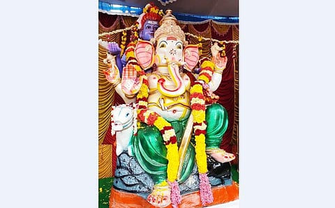 காஞ்சிபுரம் வேதாச்சலம் நகரில் சிவனும், விநாயகரும் இணைந்திருப்பது போல் அமைக்கப்பட்டுள்ள 10 அடி உயர விநாயகா் சிலை.