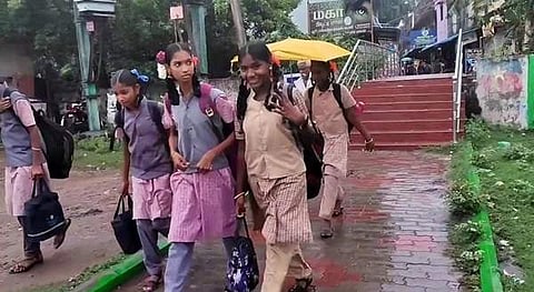 சீர்காழி சுற்றுவட்டாரப் பகுதிகளில் மழை: பேருந்து நிலையங்களில் காத்திருக்கும் மாணவர்கள்