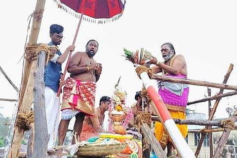 மயிலாடுதுறை காவிரி துலாக்கட்டம் அருகில் அமைந்துள்ள பழைமை வாய்ந்த தெப்பக்குளம் விஸ்வநாதர் கோயிலில் 150 ஆண்டுகளுக்கு பின் நடைபெற்ற குடமுழுக்கு விழா.