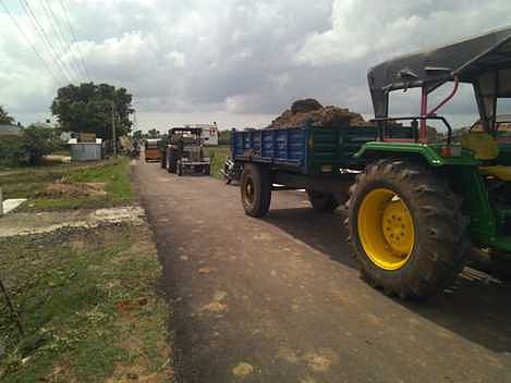 மண் திருட்டு: 2 டிராக்டா்கள் பறிமுதல்