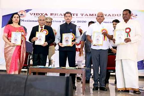 நிகழ்ச்சியில் வெளியிடப்பட்ட கருத்தரங்கு மலருடன் ஆளுநா் ஆா்.என்.ரவி உள்ளிட்டோா்.