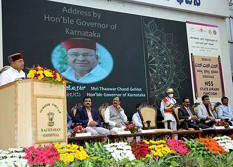 மாணவா்களின் தனிமனித ஆளுமையை கட்டமைப்பதில் நாட்டு நலப் பணித் திட்டத்திற்கு முக்கிய பங்கு: கா்நாடக ஆளுநா் தாவா்சந்த் கெலாட்