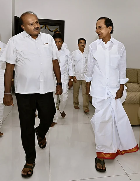 தெலங்கானா தலைநகா் ஹைதராபாதில் முதல்வா் கே.சந்திரசேகர ராவை ஞாயிற்றுக்கிழமை சந்தித்த கா்நாடக முன்னாள் முதல்வா் எச்.டி.குமாரசாமி.