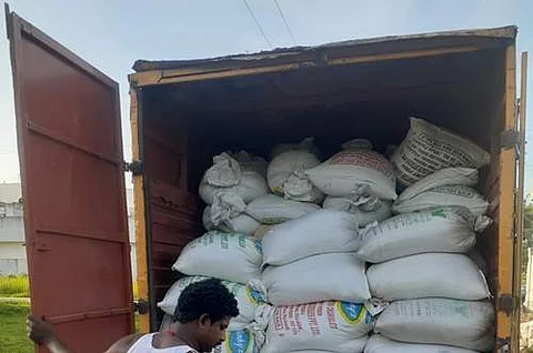 பதுக்கி வைக்கப்பட்டிருந்த 4 டன் ரேஷன் அரிசி மினி லாரியுடன் பறிமுதல்: ஒருவர் கைது