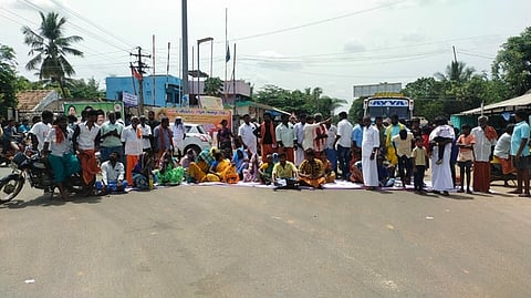 சாலை ஆக்கிரமிப்பை அகற்றக்கோரி மறியல்